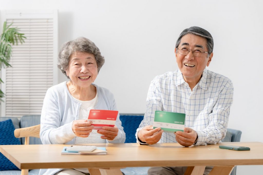 年金の受給額を確認するシニア夫婦