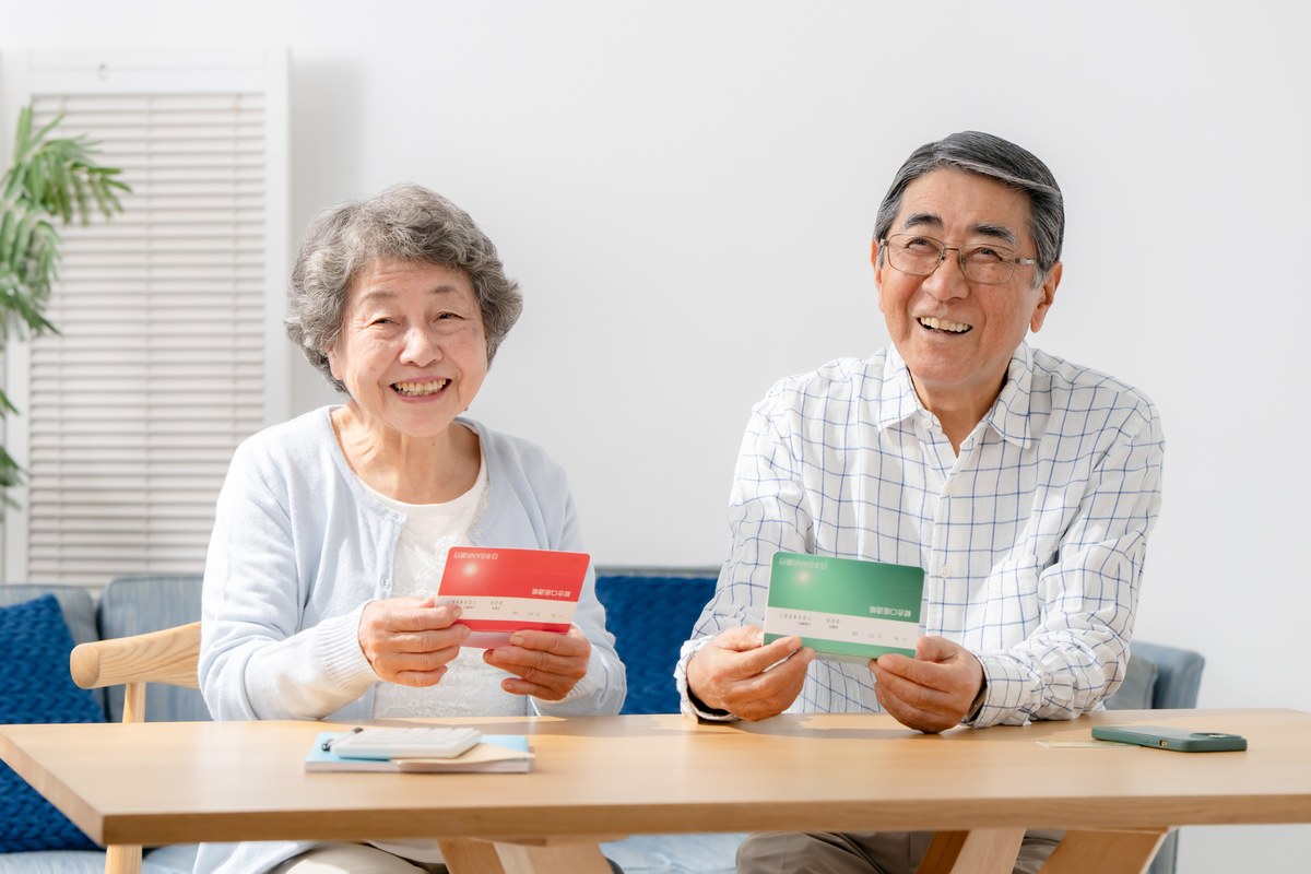 年金の受給額を確認するシニア夫婦